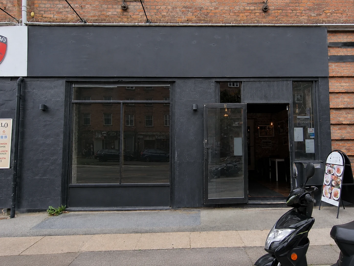 Hermanos Tacos facade før den fornyede skiltning